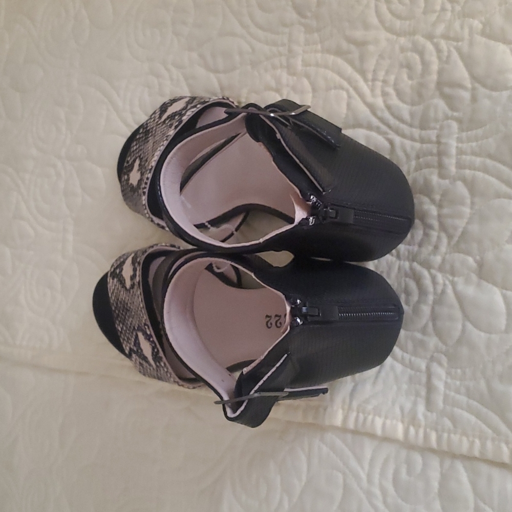 Sandals - Picture 3 of 5